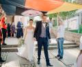 Bild: omu
Sebastian Retzer mit seiner Michaela gehen beim Spalier der Flosser Adler unter der DFB-Deutschlandfahne hindurch.