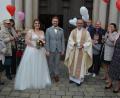Bild: jr
Mit bunten Luftballons wurde das Brautpaar Julia Seidel und Tobias Gebel vor der Basilika von Freunden und der Familie begrüßt. Mit im Bild Stadtpfarrer Dr. Thomas Vogl, der das Paar traute.