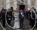 Bild: kro
Ein langes Ehrenspalier mussten Theresa Möhwald und Michael Richtmann nach ihrer Trauung in der Basilika durchschreiten.