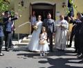 Bild: jr
Kirchliche Hochzeit feierten am Samstag Julia (geborene Rosner) und Dominik Rögner in der Expositurkirche Steinmühle, hier gemeinsam mit Kaplan Daniel Schmid und Brautmädchen Emilia. Spalier stand unter anderem die Feuerwehr Leonberg.