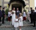 Bild: kro
Carina Bauer und Michael Donhauser beim Verlassen der Hohenthaner Pfarrkirche. Vorne die beiden Brautkinder Nora und Lina.