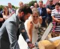 Bild: kro
Mit vereinten Kräften sägten Bianca und Stefan Kraus mit einer Handkettensäge der Marke Eigenbau. Das Brautpaar heiratete in der Pfarrkirche St. Johannes in Großkonreuth.