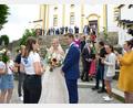 Bild: bey
Das Brautpaar Philipp Graxenberger und Lena Kabitschke nimmt die Glückwünsche der Trainerin der Kindergarde Pleystein, Julia Beugler, entgegen.