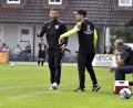 Bild: Hubert Ziegler
Der Hahnbacher Trainer Ilker Caliskan (links) will, dass seine Mannschaft im Derby gegen den FV Vilseck den Heimvorteil in einen Sieg ummünzt.