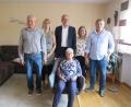 Bild: jzk
Sohn Helmut, Schwiegertochter Helga, Bürgermeister Roman Schäffler, Tochter Gerlinde und Schwiegersohn Hermann (von links) gratulierten Monika Heser sehr herzlich zu ihrem 85. Geburtstag.