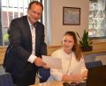 Bild: ak
Sozialpädagogin Lisa Bauer betritt zusammen mit der Gemeinde Neuland in der Stellenkombination Sozialarbeit an der Mittelschule und Gemeindejugend.
Für Bürgermeister Christian Porsch ist dies ein weiterer Meilenstein, die Lebensqualität besonders für den Nachwuchs in der Gemeinde zu steigern.