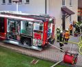Bild: Benjamin Brunner/exb
Verletzte werden aus dem Pfarrheim getragen.