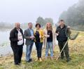 Bild: Daniel Hoffmann/exb
BBV-Kreisgeschäftsführer Josef Wittmann, der Vorsitzende der IG Landwirtschaft im Landkreis Schwandorf ,Hubert Piehler, Kreisbäuerin Sabine Schindler sowie Kerstin und Christoph Grabinger (von links) stellten das Programm für den Herbstbauernmarkt vor.