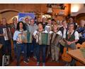 Bild: jr
Die Teilnehmer des Musikantentreffens im Gasthof Prinzregent Luitpold zusammen mit den Ehrengästen.