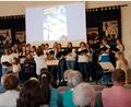 Bild: gi
Der Chor „Amicanti“ aus Waldthurn mit Leiterin Manuela Grünbauer und Monika Stahl am E-Piano glänzt mit zahlreichen schönen Liedern. Die Besucher danken mit einem Riesenapplaus.