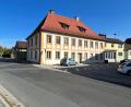Bild: e
Das Vilsecker Bürgerspital aus dem Jahr 1725 soll neue Holzfenster und eine neue Haustür erhalten, auch der Sockel ist zu sanieren. Um die dafür notwendigen Finanzmittel zu generieren, plant der Stadtrat, von der Spitalstiftung ein Grundstück zu erwerben.