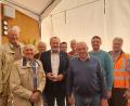 Bild: jua
Bürgermeister, Vereine und Schafkopffreunde kommen zu Hans Butz (Dritter von rechts), um ihm zum 80. Geburtstag zu gratulieren.