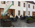 Bild: jr
Zum 1. Oktober übernimmt der Caritas-Kreisverband die Trägerschaft des Mehrgenerationenhauses in Mitterteich. Ins Gebäude am Kirchplatz ist auch das Marktcafé integriert, bei passendem Wetter wird auch außen bestuhlt.