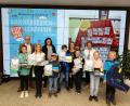 Bild: Stadt Waldsassen/exb
Die Gewinner des Sommerferien-Leseclubs mit Bürgermeister Bernd Sommer und dem Team der Stadtbücherei, Gerda Sommer, Andrea Burger und Kristina Gebel (von rechts).