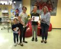 Bild: Stadt Windischeschenbach/exb
Bei der Übergabe des Preises freuen sich: (von links) Laura und Julia Eiber, Linus Metelka und Christine Wolf.
