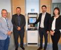 Bild: bö
Die Raiffeisenbank Unteres Vilstal sichert die Geldbestände in den Automaten zusätzlich mit Einfärbe-Systemen (von links): Kriminalhauptkommissar Wolfgang Sennfelder von der Kripo Amberg, Bankvorstand Michael Doblinger, sowie die Orga-Leute Sebastian Hummel und Nina Friedrich.