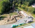 Bild: mas
Mit Hochdruck wird auf dem 4907 Quadratmeter großen Areal im Gewerbepark Haidmühle gearbeitet. Schon ab Juni 2024 sollen hier Hochzeiten und Geburtstage gefeiert und kulturelle Veranstaltungen über die Bühne gehen.