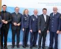 Bild: Thomas Dobler
Politiker und Polizeiführer auf dem Erinnerungsfoto zum Jubiläum auf dem Fichtenbühl: Thomas Lachner, Landrat Thomas Ebeling, Bürgermeister Frank Zeitler, Sabine Roidl, Jürgen Pfaffenzeller, Staatssekretär Sandro Kirchner, Udo Skrzypczak und Matthias Messer (von links).