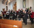 Bild: bjp
"Da Wald braust Dir, Herrgott, zu Lob und Ehr": Mit der "Waldlermesse" setzen Chorsänger aus Trabitz, Neustadt am Kulm und Speichersdorf den musikalischen Rahmen des Festgottesdienstes zur 100-Jahr-Feier des Männergesangvereins Trabitz.