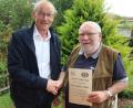 Bild: mrr
Hubert Söllner (rechts), langjähriger freier Mitarbeiter der Amberger Zeitung im Unteren Vilstal, erhielt zum 85. Geburtstag viele Glückwünsche, unter den Gratulanten war auch Riedens Bürgermeister Erwin Geitner.