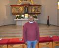 Bild: jr
Pfarrvikar Luke Eze im Altarbereich der Stadtpfarrkirche St. Jakob in Mitterteich – in der Pfarreiengemeinschaft ist er erstmals seit seiner Ankunft in Deutschland seelsorgerisch tätig.