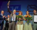Bild: Wolfgang Steinbacher
Jubel im Amberger Kongresszentrum: Hans-Jürgen Nägerl (Dritter von links) freut sich mit Frau Susanne, Tochter Katharina und Schwiegersohn Christian Fleischmann (weiter von links) über den Wirtschaftspreis der Stadt Amberg und des Landkreises Amberg-Sulzbach.