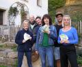 Bild: pz
Ein Teil des Organisationsteams mit den 4000 Euro, die an die Kinderklinik Weiden weitergeleitet werden. Von links Stephi und Günter Schicker, Mathias und Sandra Scherbl sowie Stefan und Maria Wölfl.