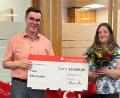 Bild: Sparkasse/exb
Ella Gudat (rechts) freut sich über 10.000,00 Euro aus dem PS Sparen & Gewinnen. Filialdirektor Michael Schelkshorn (links) überreichte Blumen und einen symbolischen Scheck.