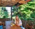 Bild: Petra Hartl
Sandra Zimmermann auf ihrer Terrasse. Das Dach besteht aus Holzscheiben, die sie selbst angebracht hat.