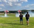 Bild: u
Top-Attraktion ist die Flugshow des Red-Bull-Teams. Die beiden Doppeldecker fliegen simultan nebeneinander oder malen mit ihren Smoke-Farben ein Herz in den strahlend blauen Himmel.
