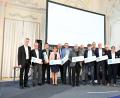Bild: Tobias Hase / stmuk
Kultusminister Michael Piazolo (links) bei der Prädikatsverleihung mit Vertretern von ausgezeichneten Schulen. Für die Europa-Berufsschule Weiden nahm Martina Auer-Bertelshofer (Vierte von links) die Plakette entgegen. Mit ihr nach München gereist war Karl Siegert, Fachbetreuer Elektrotechnik (nicht im Bild). 
 .