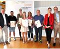 Bild: Karoline Gajeck-Scheuck/exb
Der Oberbürgermeister der Stadt Amberg und Aufsichtsratsvorsitzende der Stadtwerke Amberg, Michael Cerny (links), ehrte zusammen mit dem Stadtwerke Amberg-Geschäftsführer Frank Backowies (rechts) und der Stadtwerke Amberg-Betriebsratsvorsitzenden Erika Termer (Zweite von rechts ) Mitarbeiter.