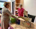 Bild: Gabi Schönberger
Im Bürgerbüro in Neustadt packt Annette Karl (links) gemeinsam mit Mitarbeiterin Elfi Gierlinger die Kisten.
