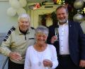 Bild: bph
Bürgermeister Frank Zeitler gratuliert namens der Stadt Nabburg und erfährt im Gespräch mit dem Ehepaar Mallmann viel Interessantes aus dem bewegten Leben des Jubilars.