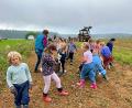 Bild: gru
Die Grundschulkinder hatten auf dem Feld beim Erdäpfel suchen und ernten viel Spaß.