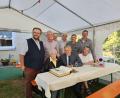 Bild: Florian Merkl/exb
Ihren 100. Geburtstag feierte kürzlich Theresia Merkl (sitzend, links). Dabei trug sie sich auch in das Goldene Buch der Gemeinde Kastl ein. Ihr gratulierten Bürgermeister Hans Walter (links) sowie Landrat Roland Grillmeier (sitzend, Zweiter von links) sowie ihre sechs Kinder.