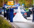 Bild: Moritz Frankenberg/dpa
Polizisten kontrollieren Teilnehmer eines Hochzeitskorsos und ihre Fahrzeuge.