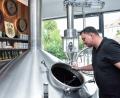 Bild: Stephan Huber
Der neue Braumeister beim Fuchsbeck, Max Klose, hat das Handwerk von der Pike auf gelernt. Ständige Kontrolle des Brauvorgangs ist eine seiner Aufgaben.