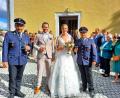 Bild: kki
Frisch vermählt nehmen Thomas und Denise die Glückwünsche zu ihrer Hochzeit entgegen. Josef Meißner und Christian Wirth gratulieren für die Feuerwehr Pirk.