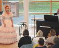 Bild: pi
Laura Demjan, begleitet von Albert Sommer, begeistert mit Liedern zu Clara Schumann.