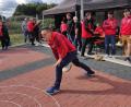 Bild: kki
Unter Argusaugen seiner Kollegen vom Team Tennis schiebt Marco Schönberger den Stock dem Sieg entgegen. Den ersten Dorfmeistertitel konnte die Tennisabteilung mit den Schützen Stefan Härtl, Aleksander Mrosek, Marco Schönberger, Christian Ernstberger und Simon Farnhammer an Land ziehen.
