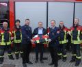 Bild: pop
Dritter Bürgermeister Mathias Huger übergibt an die beiden Kommandanten der Feuerwehr Schmidmühlen, Julian Decker und Christian Renghart, die neuen Schutzanzüge.