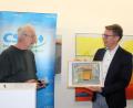 Bild: stg
Wolfgang Herzer (links) vom Kunstverein überreicht ein Kunstwerk an Kunst- und Wissenschaftsminister Markus Blume.