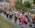 Bild: jr
130 Fußwallfahrer marschieren von St. Quirin bei Ilsenbach zwei Tage lang bis in den böhmischen Marienwallfahrtsort Maria Kulm. Singend und betend ziehen sie durch die Fluren der bayrisch-böhmischen Grenzregion.