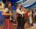 Bild: Birlgänder Musikanten/exb
Zwei Drei-Stunden-Schichten fuhren die Birgländer Musikanten im Herzkasperlzelt auf der Oidn Wiesn in München.