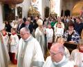 Bild: do
Das alljährliche Rosenkranzfest gehört zu den Hochfesten der Speinsharter Prämonstratenser. Höhepunkt ist das Pontifikalamt in der Klosterkirche. Unser Bild zeigt den Einzug des liturgischen Dienstes mit Ministranten, den Chorherren der Abtei und Ehrengast Erzbischof Ludwig Schick