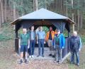 Bild: Geitner/exb
OWV Vorsitzender Robert Graf, Markus Kurz vom Naturparkverein Oberpfälzer Wald, Bürgermeister Konrad Kiener, Simon Schmidt (Bayerische Staatsforsten) sowie die OWV-Mitglieder Erwin Hartinger und Albert Stangl (von links) freuen sich über die gelungene Sanierung der Schutzhütte.