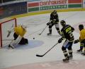 Bild: Andreas Brückmann
Für mächtig Betrieb vor dem Bayreuther Tor sorgten der ERSC Amberg (dunkle Trikots) im Testspiel am Sonntagabend.
