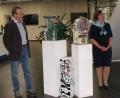 Bild: gmü
Uwe Müller erklärt bei der Vernissage seiner Ausstellung "EWUs Zeitreise" in Weiherhammer das Entstehen eines technischen Exponats.