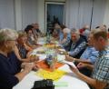 Bild: bk
An den Tischen im Pfarrheim St. Marien lassen sich die Besucher des Weinfestes in Kaltenbrunn edle Tropfen schmecken.